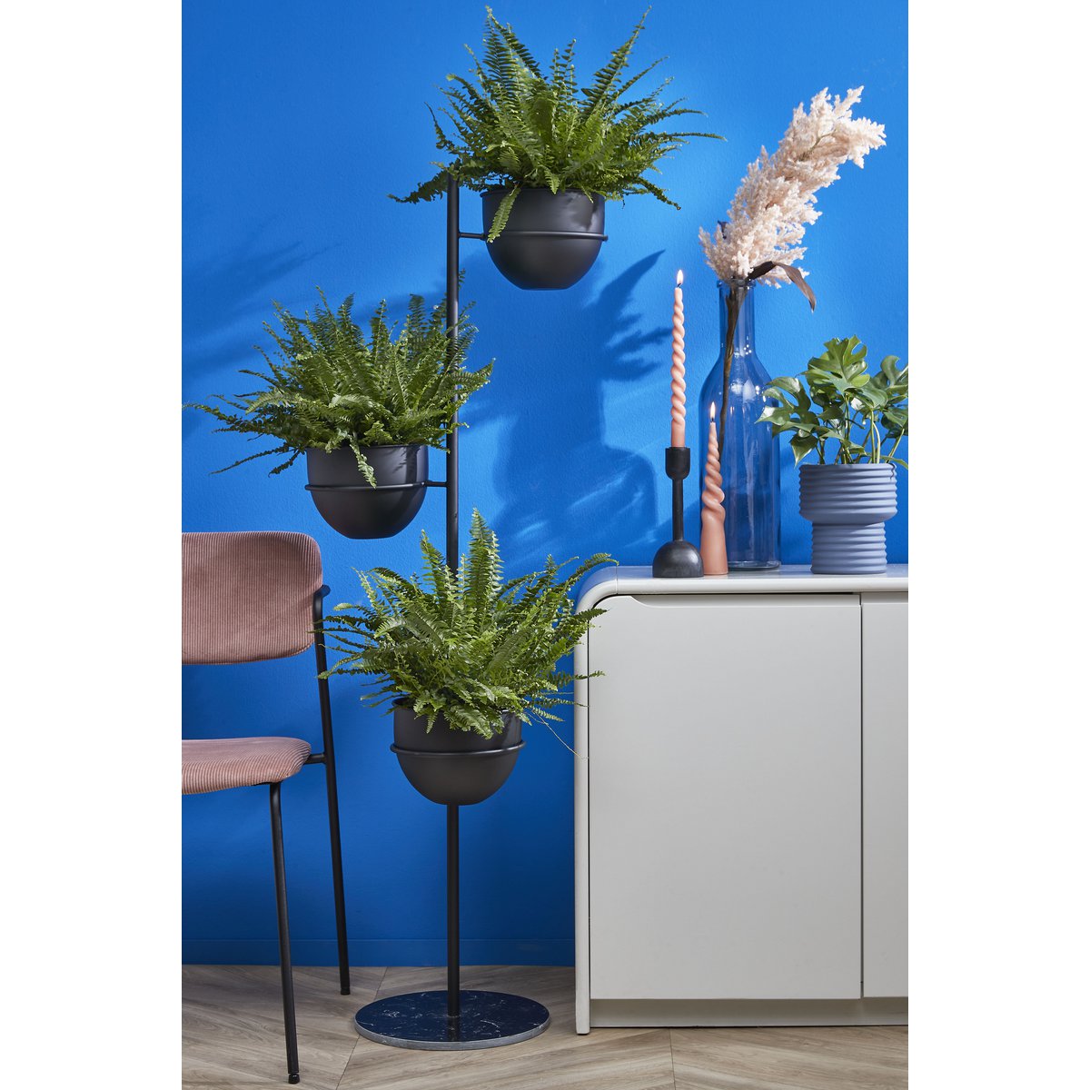 Hoge plantenhouder met planten