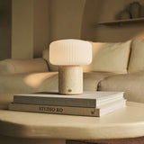 Beige travertijn lamp op boeken