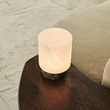 Glazen lamp op stoel