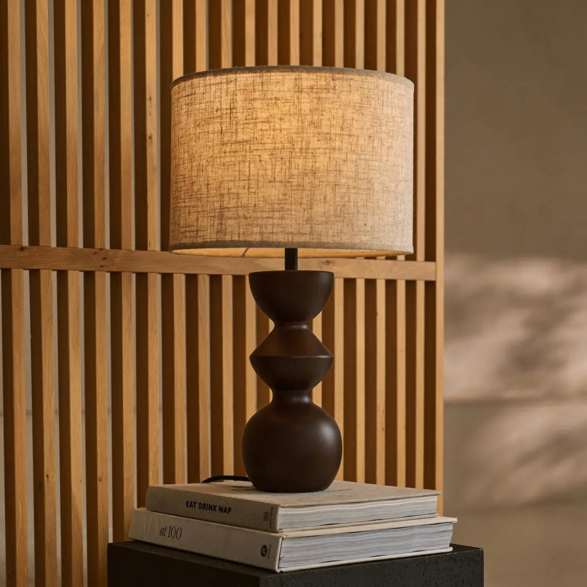 Klassieke houten lamp op boeken