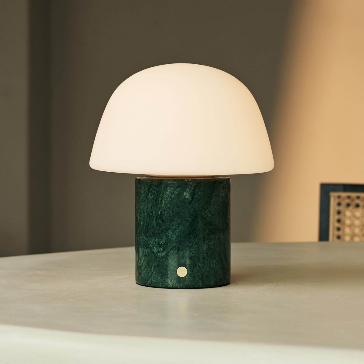 Paddenstoel vormige lamp op tafel