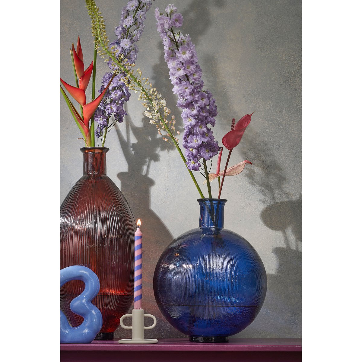Blauwe bolle glazen vaas met bloemen