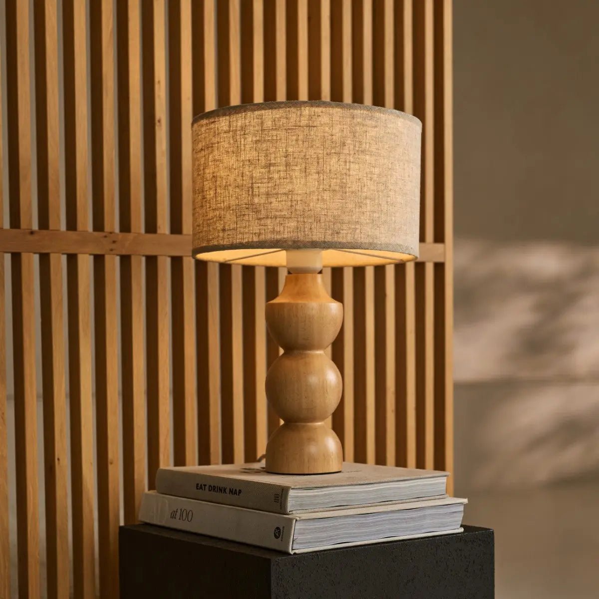 schemerlamp voor vensterbank op boeken