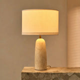 Marmeren lamp met kap op marmeren tafel
