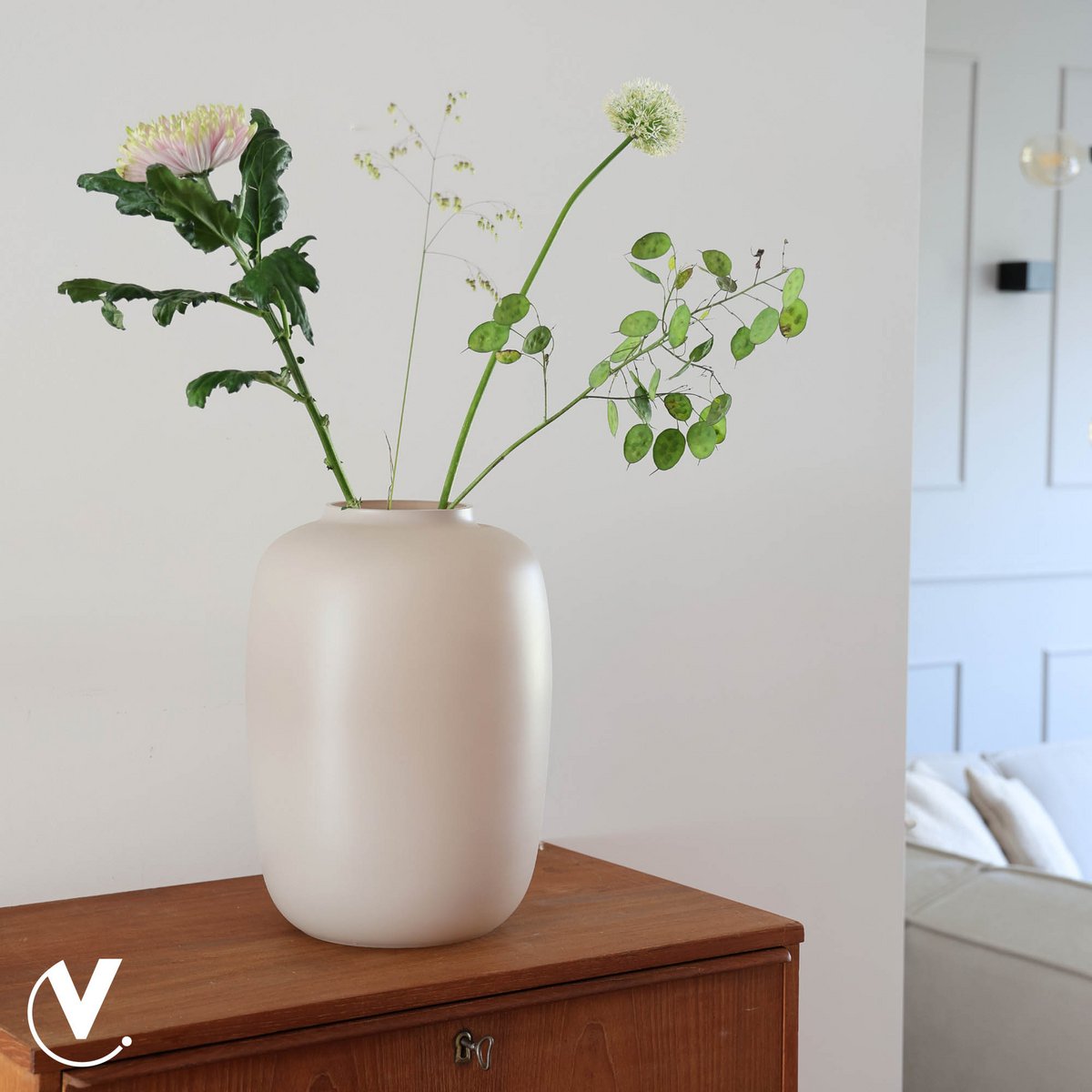 Matte beige vaas op takken erin