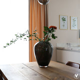  Smal aflopende vaas op tafel