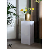 Grote witte plantenbak met vaas erop