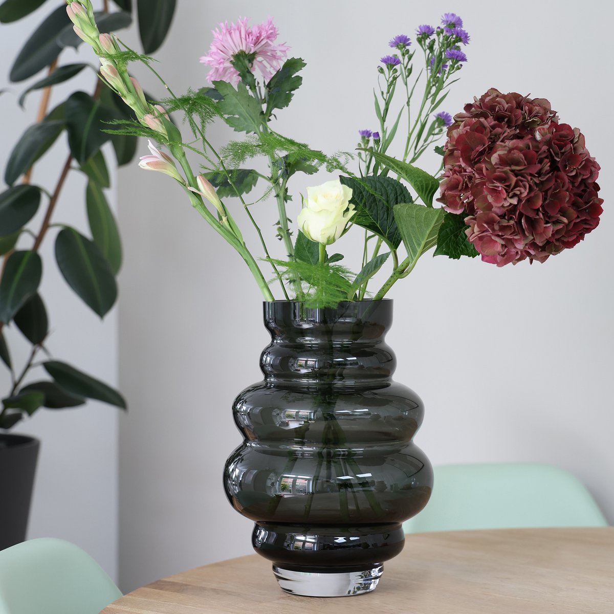 Bolvormige grijze vaas met bloemen