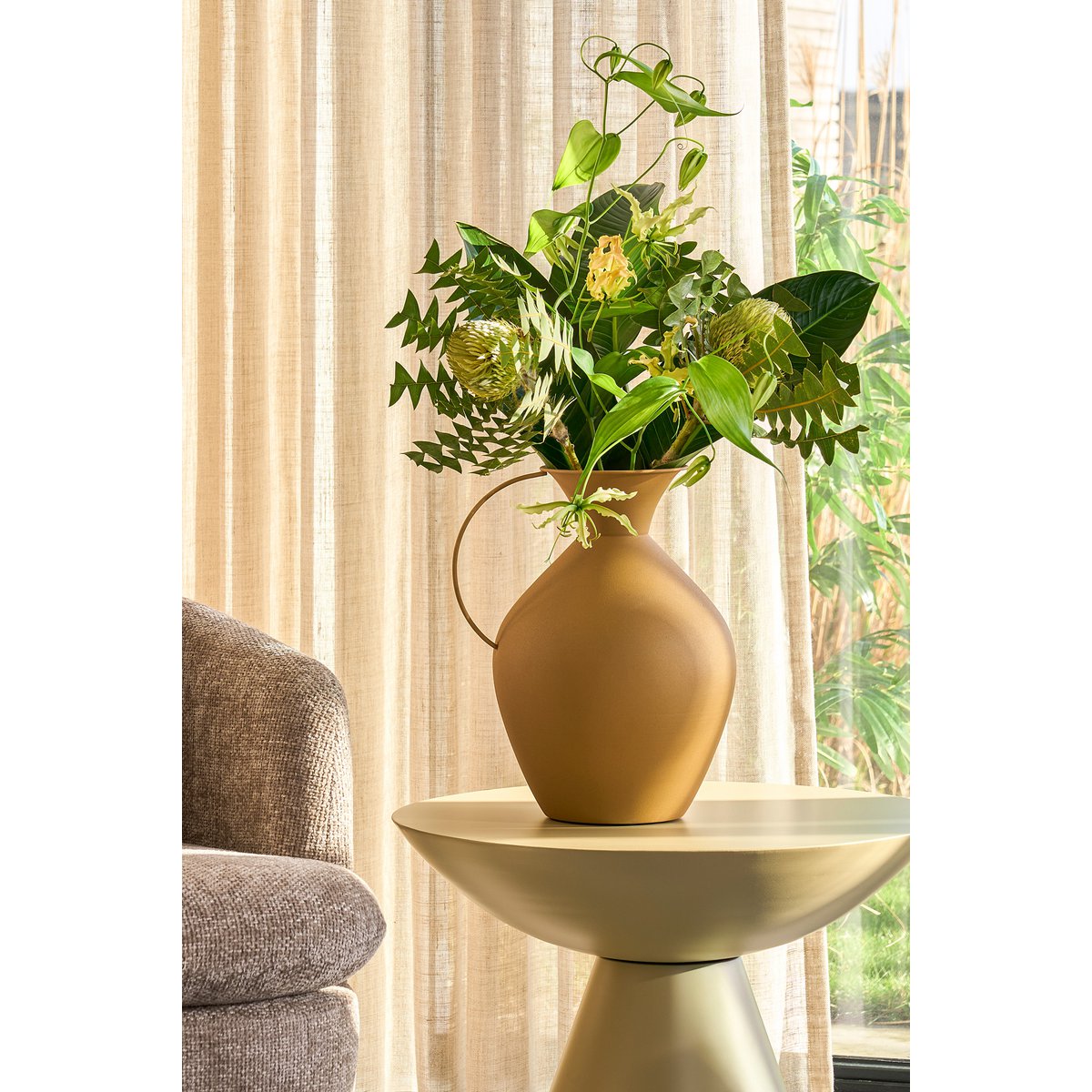 Gele waterkan vaas met planten