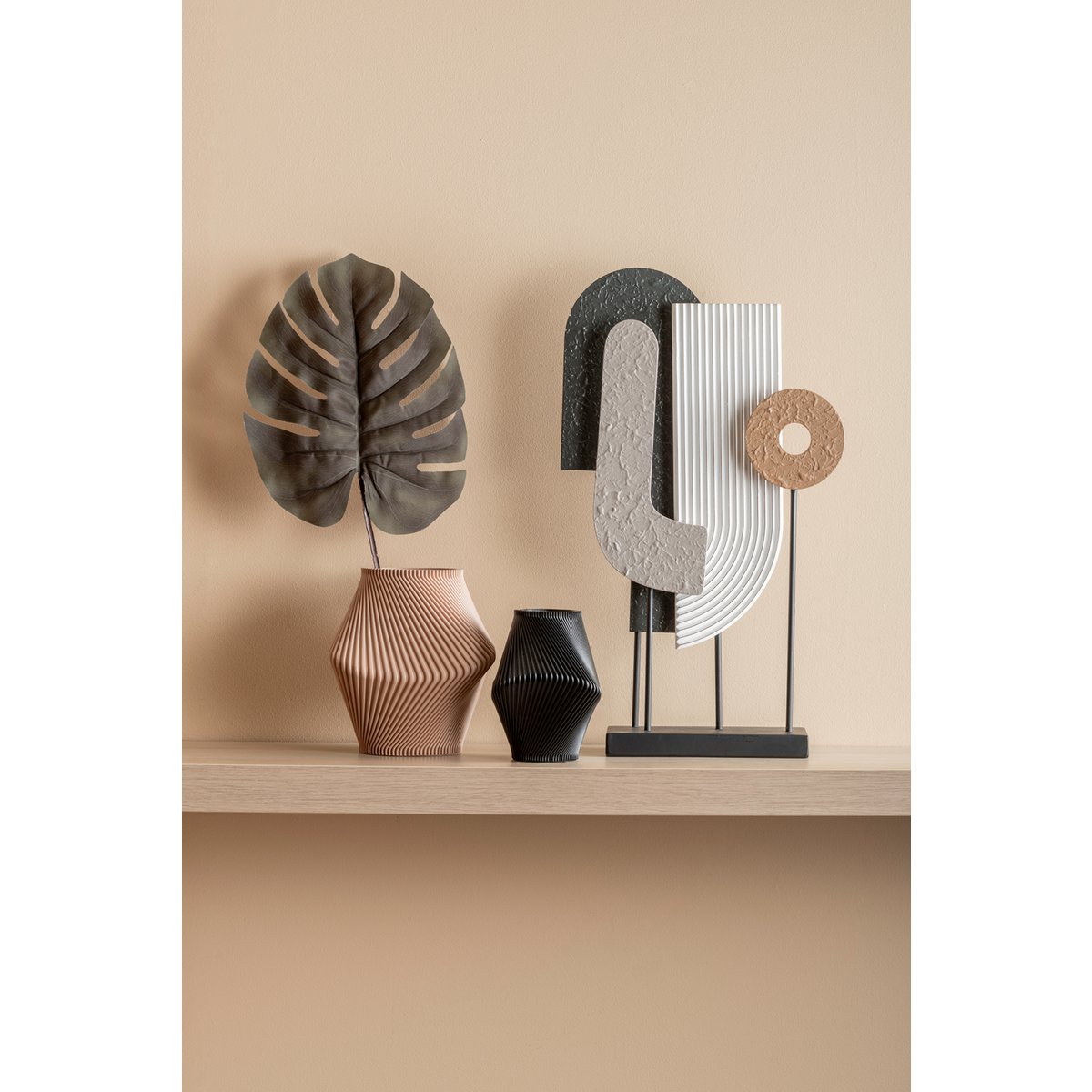 Vensterbank decoratie op voet op kast