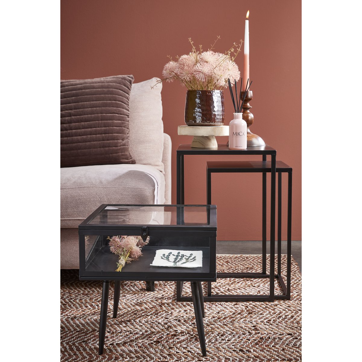 Houten plantenstandaard met plant