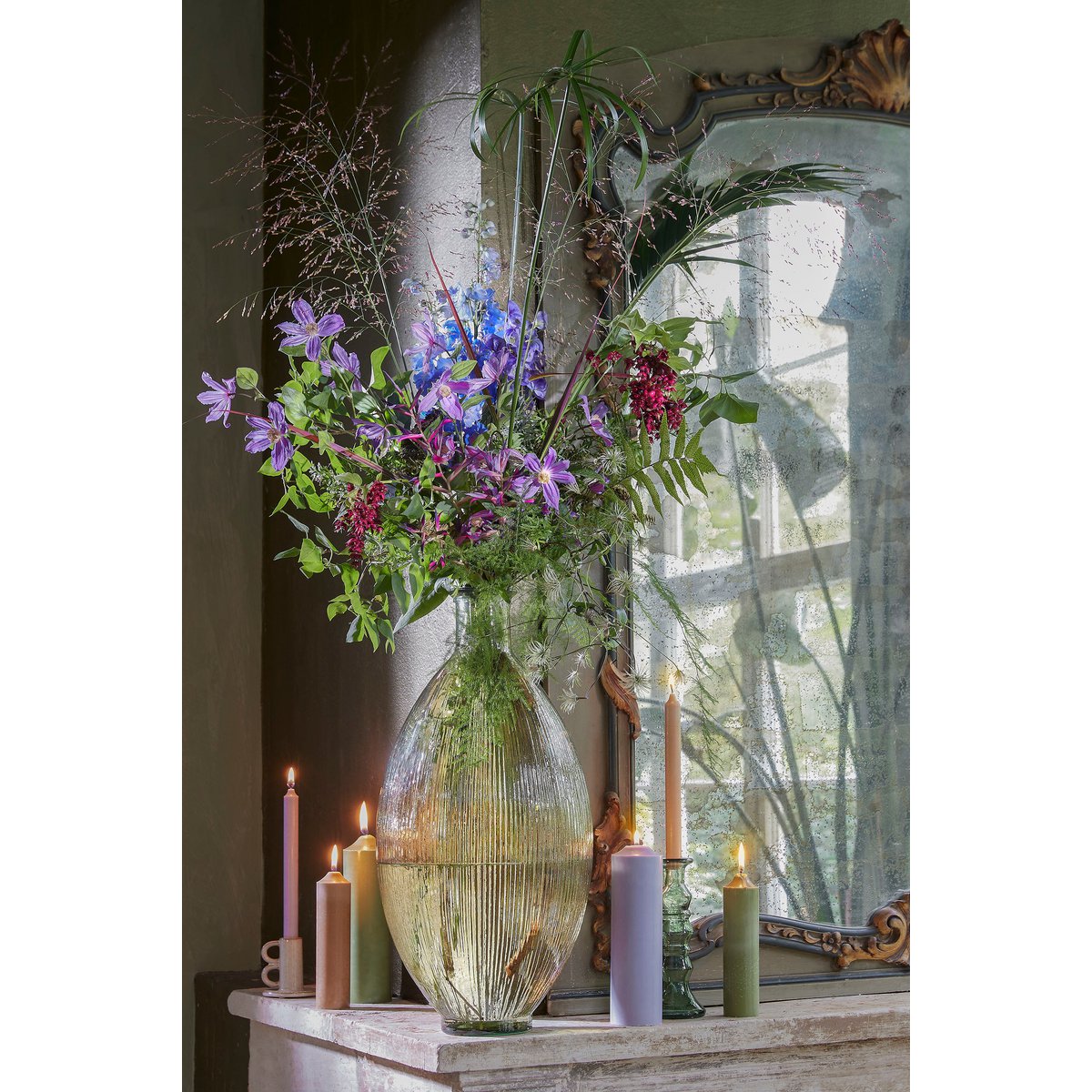 Hoge glazen vaas met bloemen