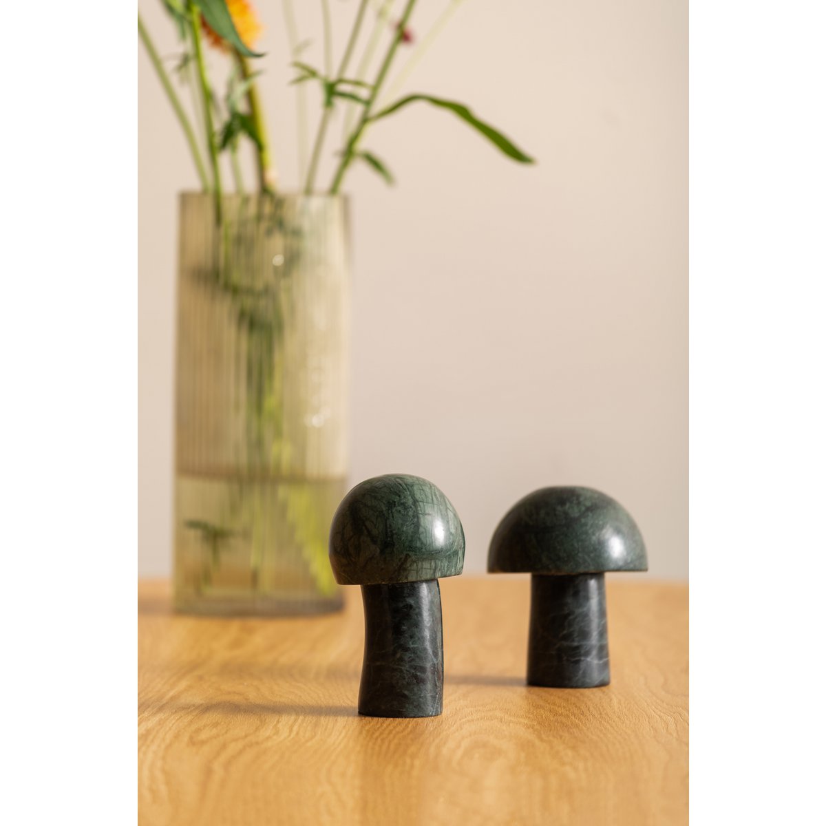 Standbeeld paddenstoel zwart op tafel