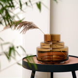 Bruine glazen vaas op tafel