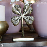 Klavertje vier ornament op tafel