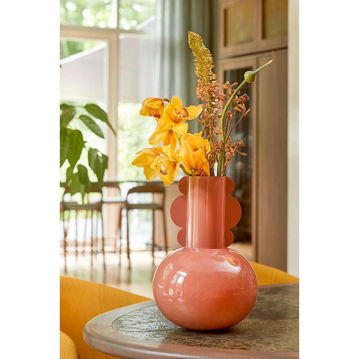 Metalen vaas met bloemen