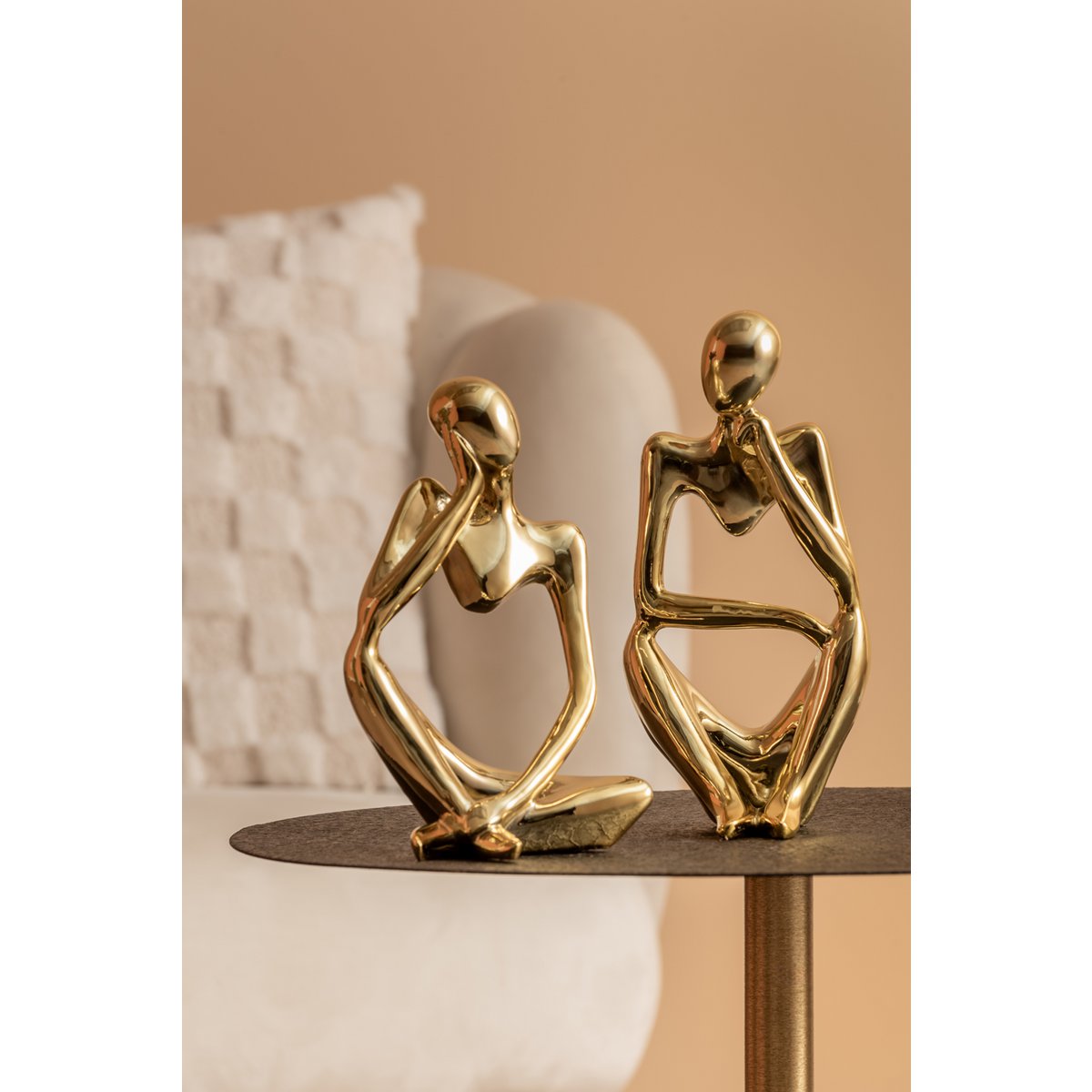 Gouden standbeeld op tafel