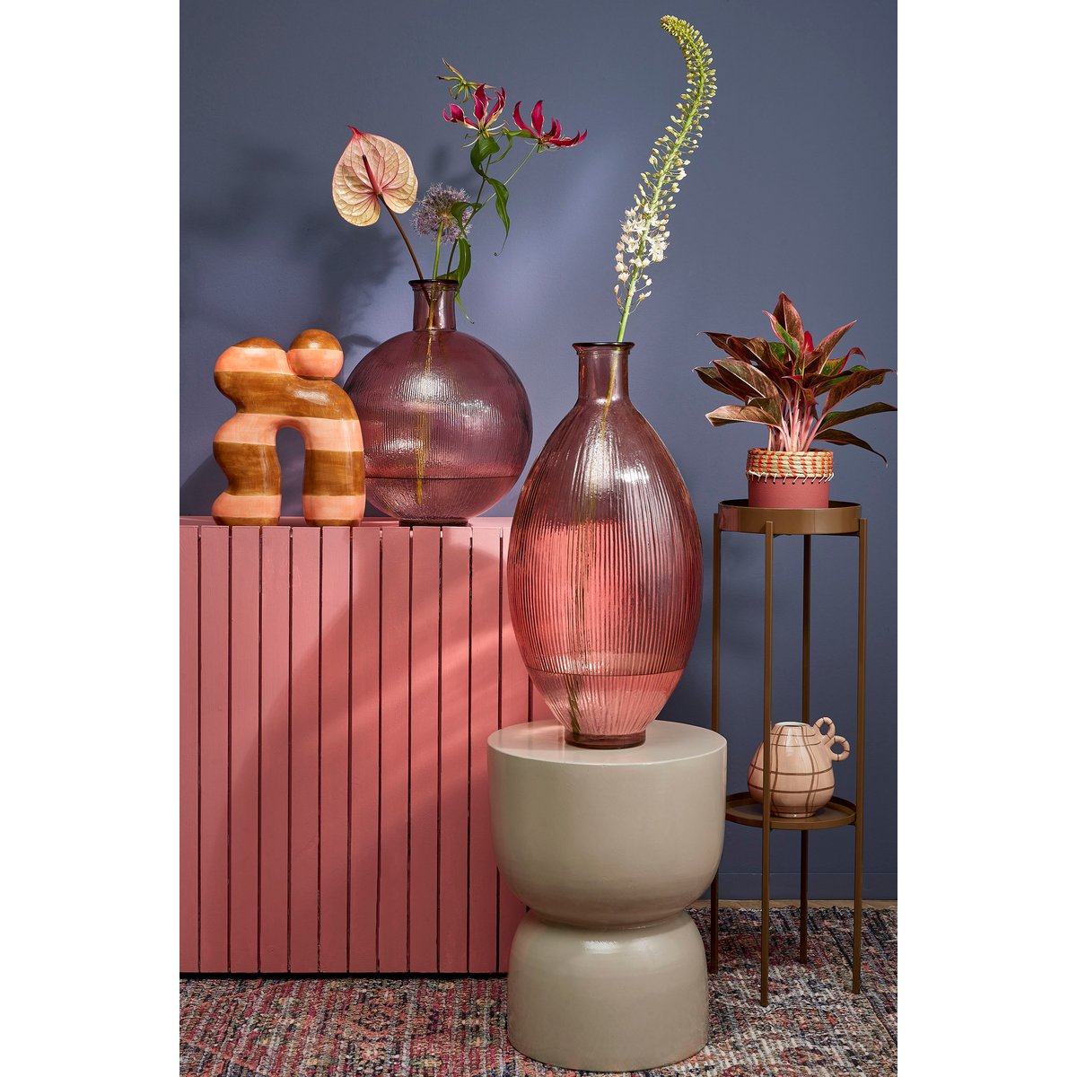 Bol vorm glazen vaas in interieur