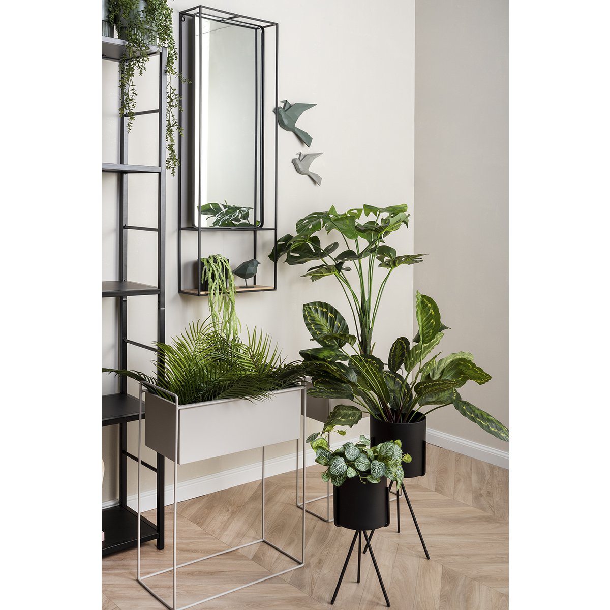 Smalle plantenbak hoog met plant