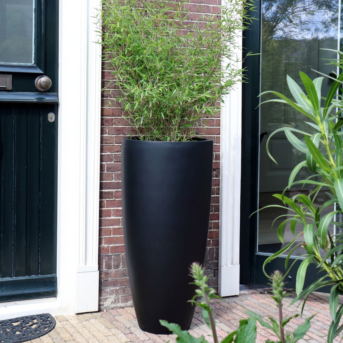 Hoge smalle bloempot buiten