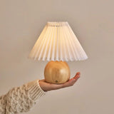 Houten lamp met lampenkap in hand