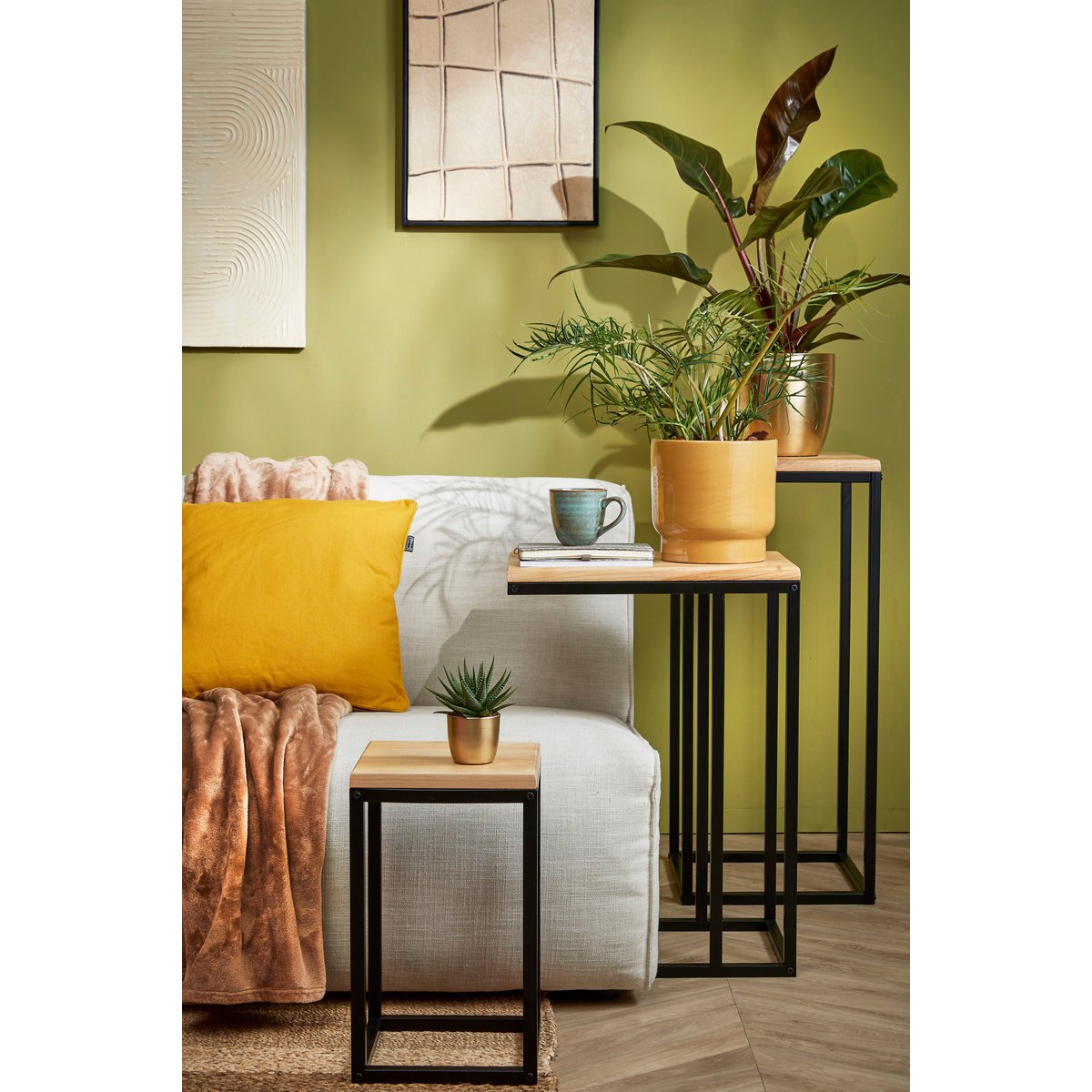 Metalen plantentafel in woonkamer