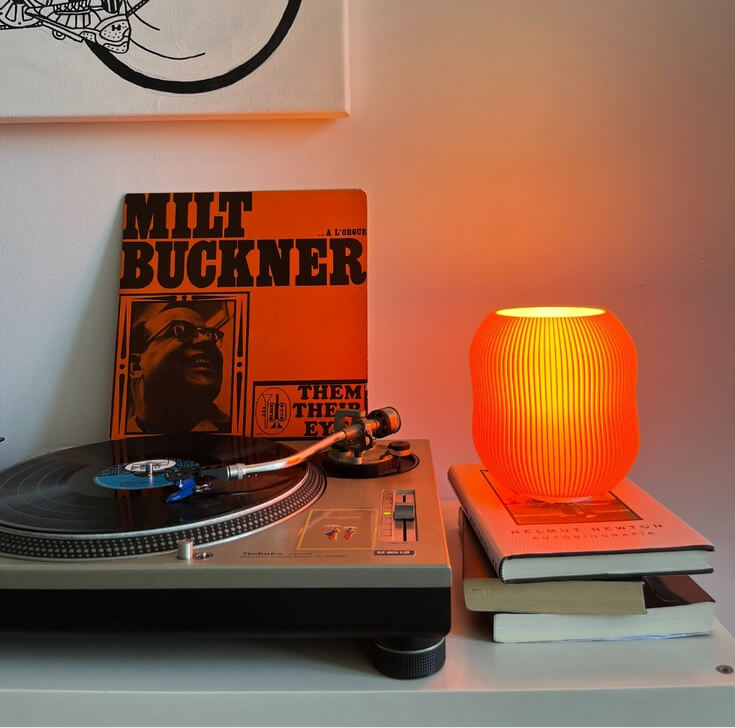 Opvallende oranje lamp bij platenspeler
