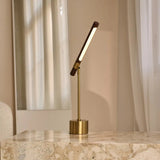 design bureaulamp geeft licht