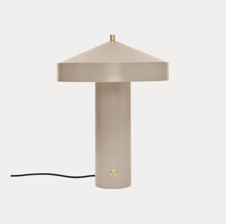 Beige lampje op vensterbank