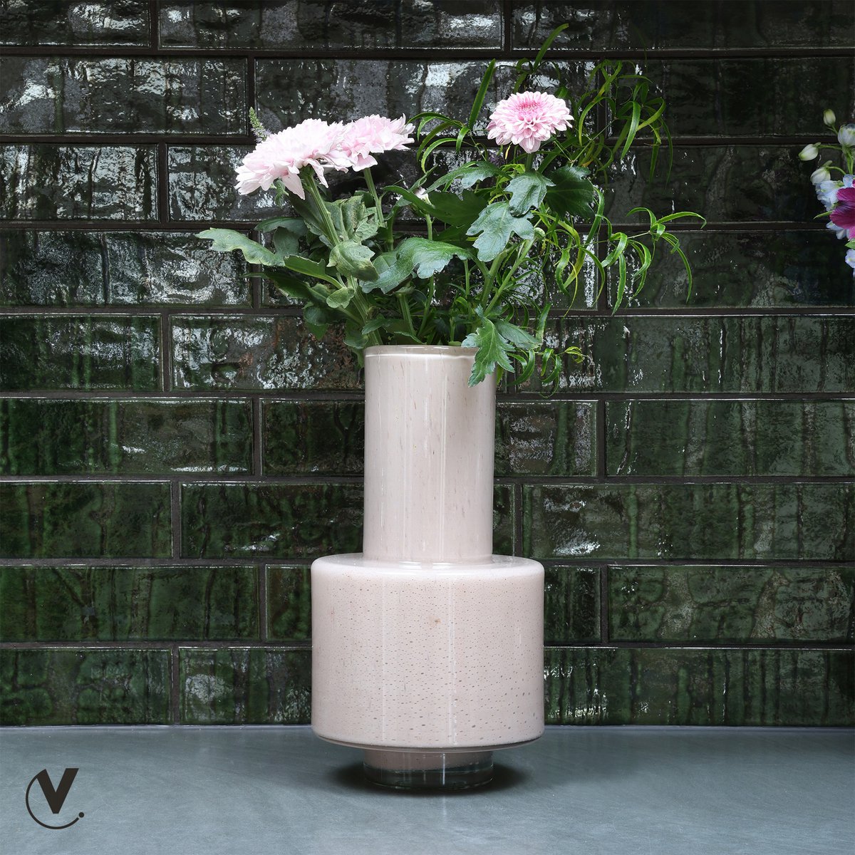 Beige glazen vaas met bloemen