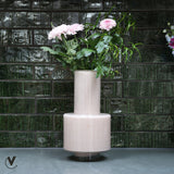 Beige glazen vaas met bloemen