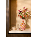 Roze vaas met bloemen in keuken