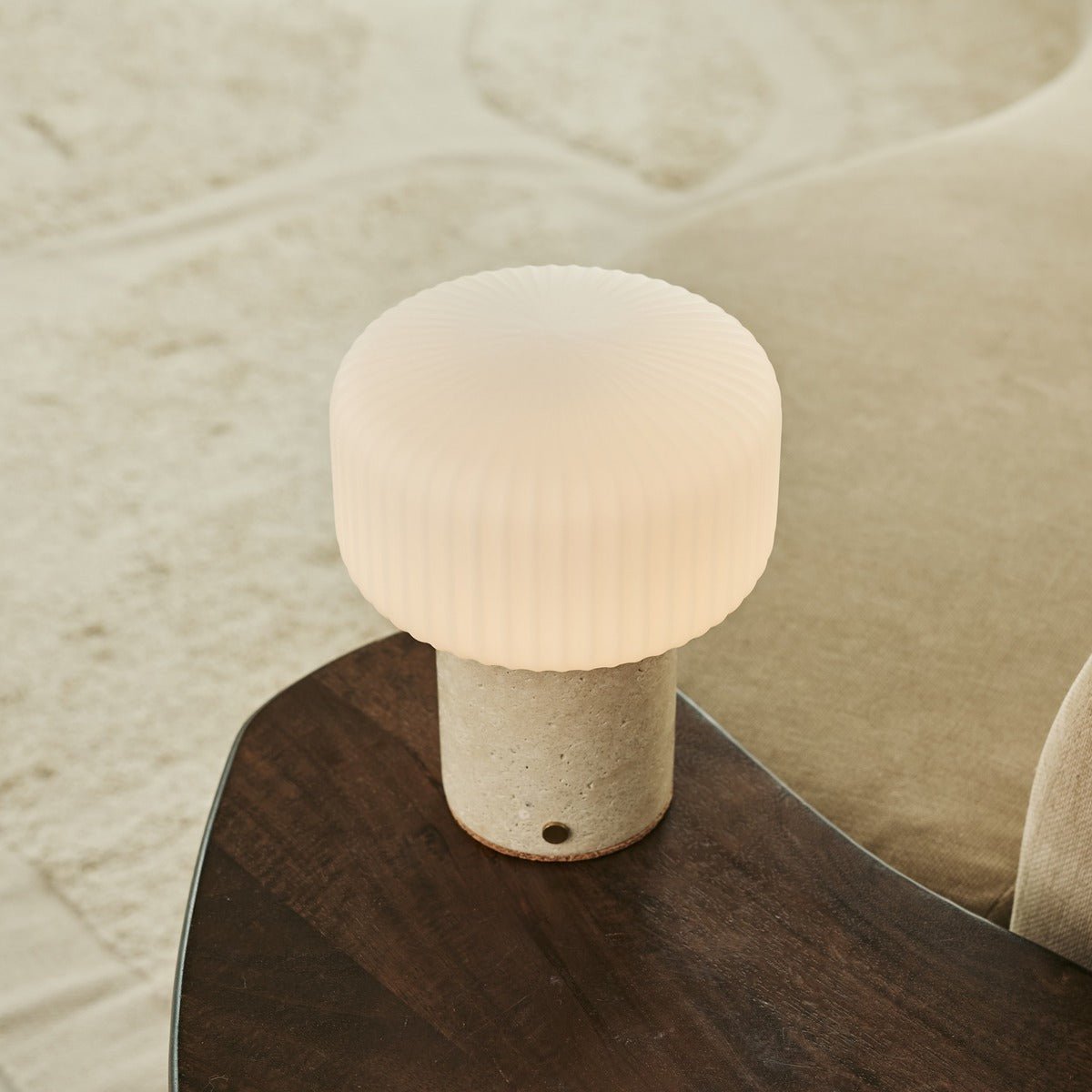 Beige travertijn lamp  op stoel