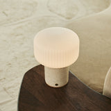Beige travertijn lamp  op stoel