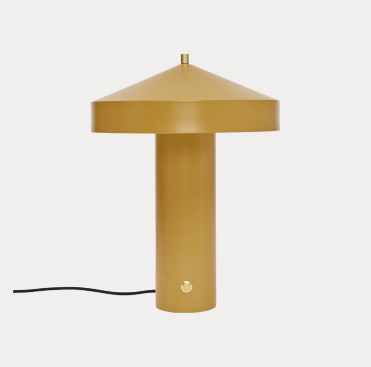 Gele design lamp met gouden details