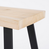 Houten krukje met metalen poten bovenkant