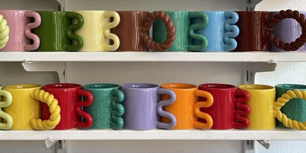Studio Palu kleurrijke koffiemokken in kast