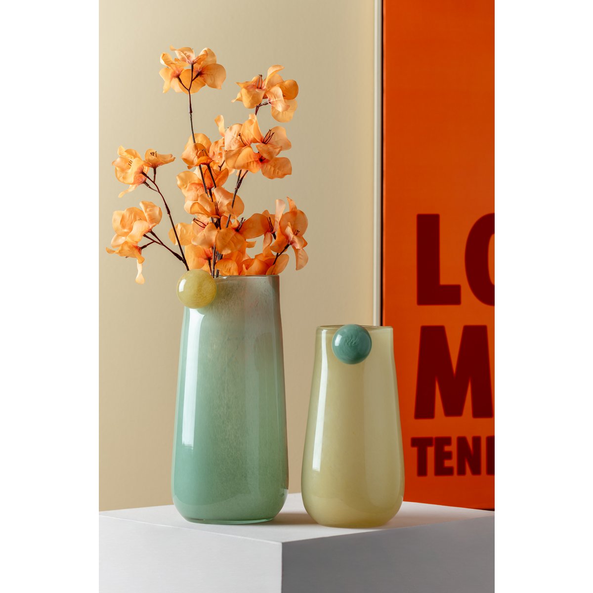 Groen glazen vaas met bloem