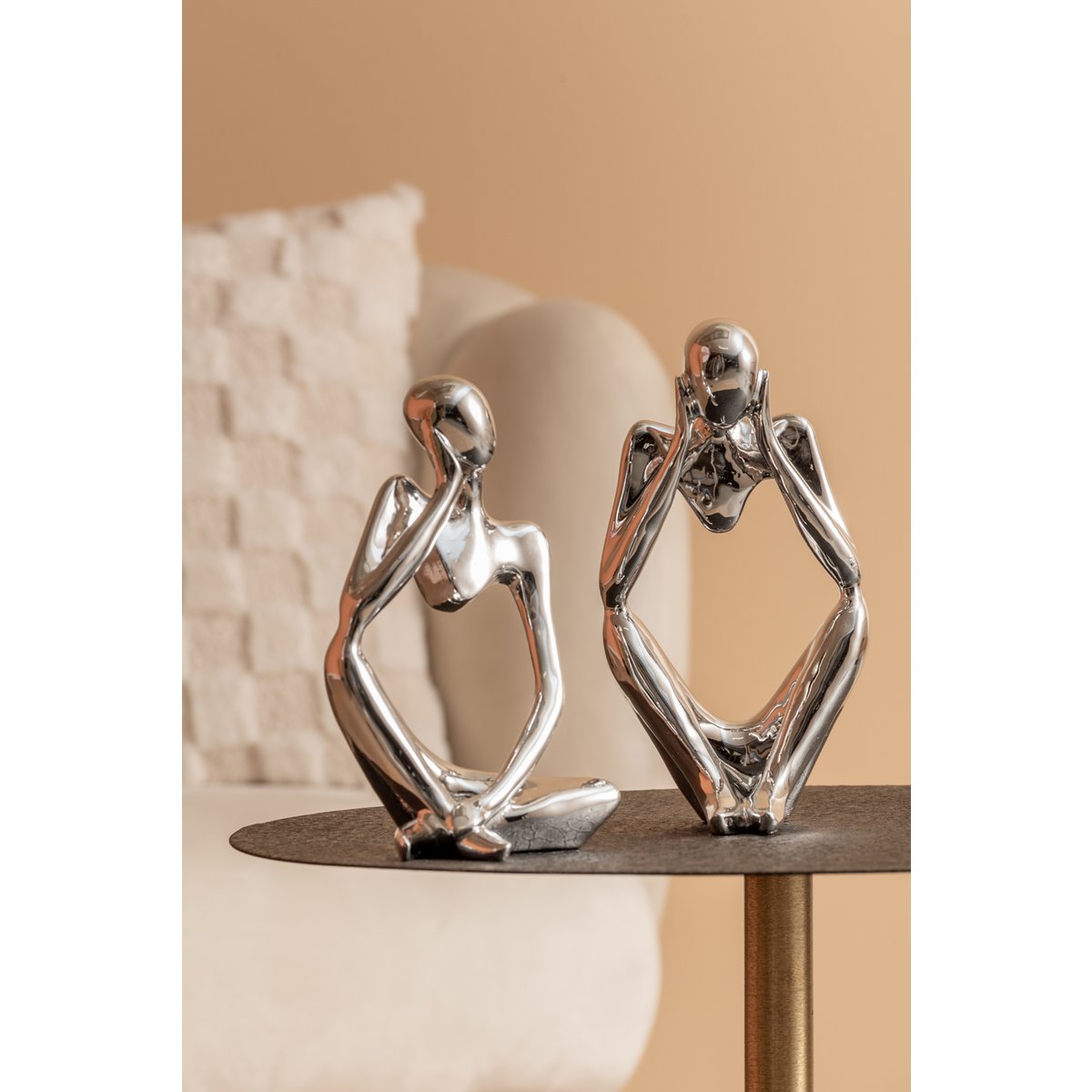  Standbeeld zilver op tafel