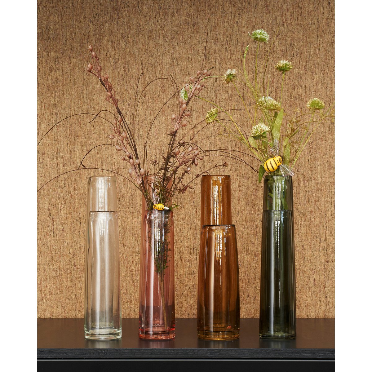 Smalle glazen vaas met bloemen