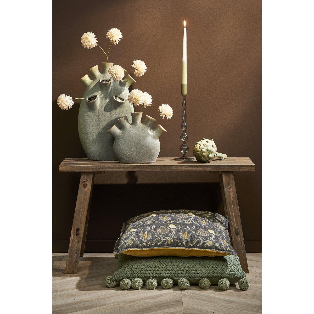 Landelijk houten bankje met decoratie