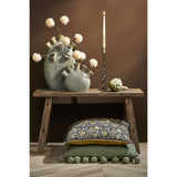 Landelijk houten bankje met decoratie