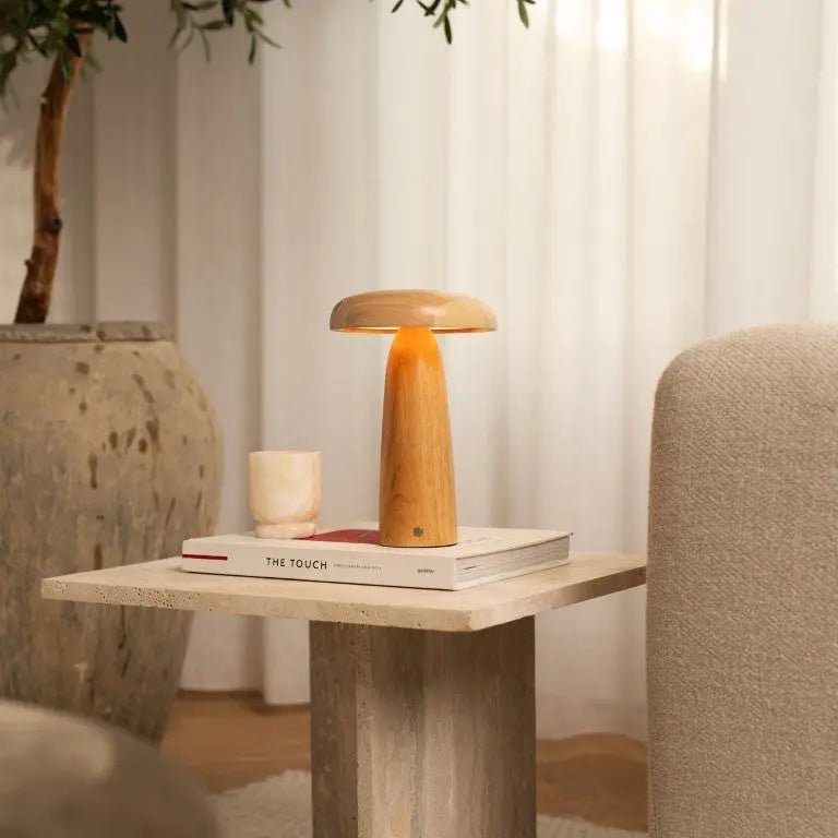 Houten tafellampje op een tafel