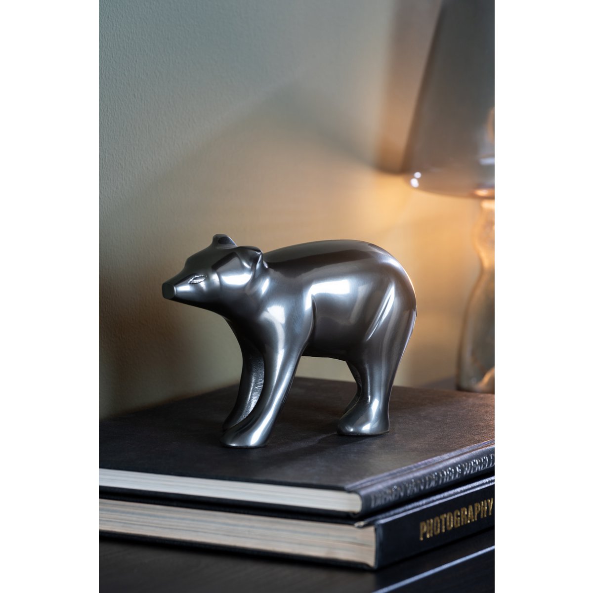 Standbeeld beer zwart op boeken