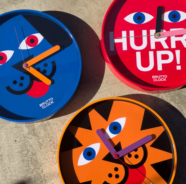 Verschillende brutto design wandklokken