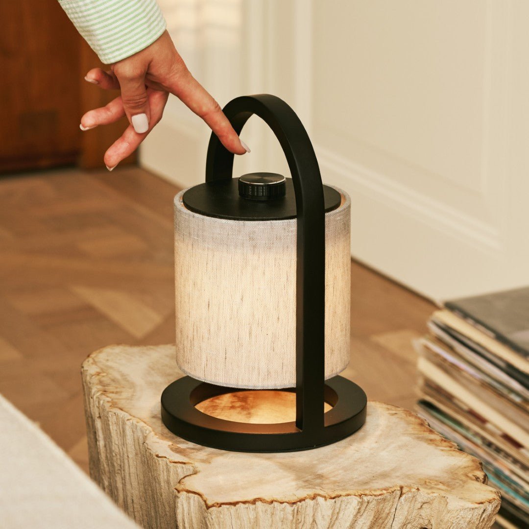 Draagbare lamp op houten tafel