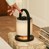 Draagbare lamp op houten tafel