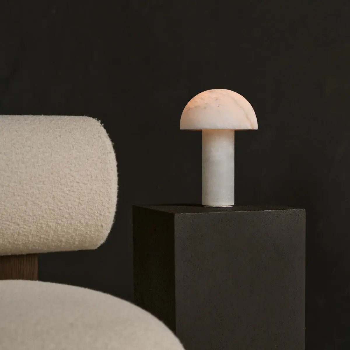 lamp van albast materiaal geeft icht