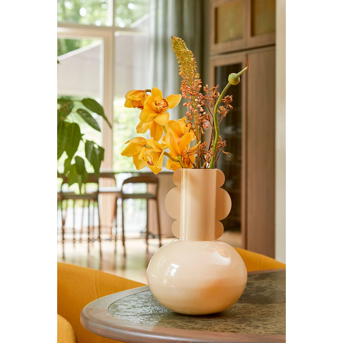 Beige Boyd vaas op tafel