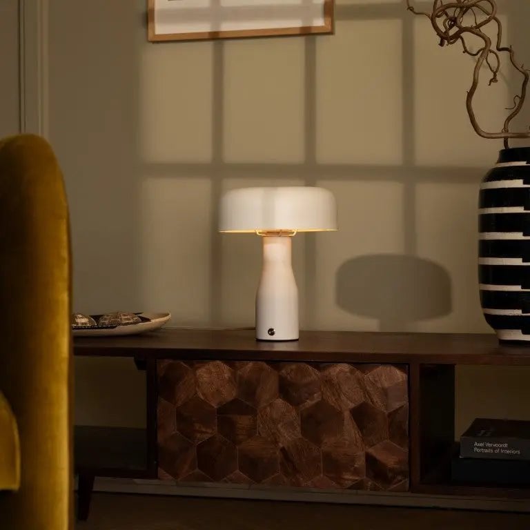 Industriële vensterbank lamp op tv kast
